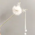 Dettaglio del fermaglio invernale con pompon bianco, corna di strass e nappe pendenti - Stile Corna di Renna