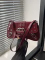 Dunkelrote Lackleder Baguette-Tasche mit silbernen Nieten und Vintage-Schnallendetail - Burgunderrot