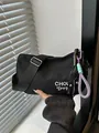 Schwarze Canvas-Halbmondtasche mit weißem CHOU-Stick und buntem geflochtenem Anhänger - Schwarz