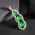 Elegante broche de vaina de guisantes dorado con cuentas verdes y micro cristales - Forma de Vaina de Guisante