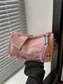 Rosa Zylindertasche mit CHOU D♡M Stickerei und verstellbarem breitem Stoffgurt - Rosa