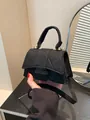 Schwarze gesteppte Filz-Minihandtasche mit Goldbeschlägen und Schultergurt - Schwarz