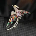 Detalle de un broche de fénix con alas de esmalte colorido y una piedra preciosa rosa - Fénix Rosa
