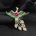 Detalle de broche de fénix con alas de esmalte colorido y piedra roja en forma de pera - Fénix Multicolor Estilo 1
