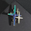 Broche de estrella cósmica con esmalte degradado azul y pedrería sobre fondo negro - Estilo Estrella de Cuatro Puntas Esmalte Degradado / Estrella