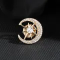 Elegante broche celestial dorado con luna creciente y estrella en tela negra - Broche de Hexagrama Estrella Luna