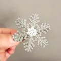 Dettaglio del fermaglio per capelli a fiocco di neve con strass lucidi e perle bianche - Stile Perla Fiocco di Neve Grande