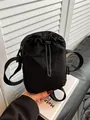 Wasserdichte schwarze Nylon-Umhängetasche mit Kordelzug und modischem Etikett - Schwarz