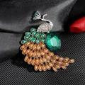 Vista macro de broche de fénix con diamantes de imitación sobre tela de seda negra - Fénix Amarillo Estilo 1
