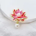 Elegante broche de loto con esmalte rosa y perlas sobre fondo de tela blanca - Loto