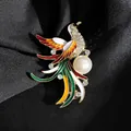 Elegante broche de fénix con esmalte de colores, cristales y perla sobre seda negra - Fénix Colorido