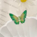 Detalle macro del broche de mariposa de esmalte verde con gemma marquise en concha blanca - Grande / Verde