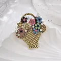 Detail der bunten Kristall-Blumenkorb-Brosche mit aufwendiger gewebter Textur - Bunter Blumenkorb