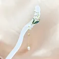 Detailaufnahme der Maiglöckchen-Haarnadel mit weißen Perlen und goldenen Quasten - Weiße Maiglöckchen