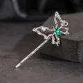 Elegante zilveren vlinder haarclip met groene markiessteen op een grijze displayhouder - Vlinder Schuifspeldje (Zilver + Groen)