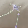 Detalle de pasador de fénix plateado con alas de esmalte morado y elegantes borlas - Fénix Púrpura