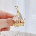 Elegante broche de velero dorado con cristales para solapas de trajes y abrigos - Velero Minimalista Dorado (XZ119-04)