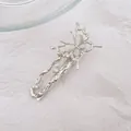 Primer plano de pinza para el pelo con forma de mariposa de piedra lunar y piedras - Mariposa / Plateado
