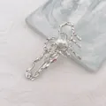 Detalle de la pinza para el pelo de corazón en metal líquido plateado con cristal - Corazón / Plateado