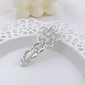 Pinza para el pelo con flor de plata, piedra ojo de gato y perlas sobre encaje blanco - Flor / Plateado