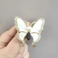 Eleganter Schmetterling-Anstecknadel mit weißen Muschelflügeln, Strass und Perle - Schwarz