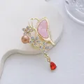 Detalle del broche de mariposa con alas de mármol rosa, cristales y gema roja - Estilo Flor Mariposa Ala Rosa (XZ58 Rosa)