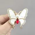 Eleganter Schmetterlingsbrosche mit weißen Muschelflügeln, Perlen und rotem Schmuckstein - Rot