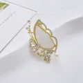Detalle de broche de mariposa con textura de nácar, cristales y perlas en dorado - Xz97 Blanco