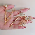 Elegante set di quattro fermagli per capelli dorati con stelle di strass per styling - Set di Quattro (3 Fermagli + 1 Pettine) / Set Oro