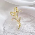 Elegante spilla a tulipano dorata con zirconi e una perla bianca su seta raffinata - Bianco