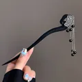 Detalle de horquilla de ébano con borla plateada y patrones metálicos para Hanfu - Estilo Borla Curva Mate (Hairpin 1)