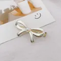 Detalle de la pinza de pelo con lazo plateado, perla blanca y clip de pico de metal sólido - Lazo / Dorado
