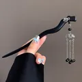 Detalle de horquilla de ébano con rosa plateada, colgante ruyi y borlas elegantes - Estilo Borla Candado Ruyi Nube Rosa (Hairpin 6)