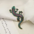 Spilla lucertola vintage dorata con strass blu e rosa su sfondo di seta - Lucertola Verde
