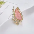 Eleganter Schmetterlingsbrosche mit rosa Marmorflügeln, Kristallen und Perle - Schmetterling Rosa Textur Stil (XZ97 Rosa)
