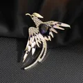 Elegante broche fénix con gema púrpura y detalles de esmalte sobre seda negra - Fénix Púrpura