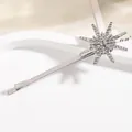 Detail einer silbernen Acht-Sterne-Haarklammer mit glänzenden Strasssteinen im Design - Silber Großer Stern