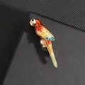 Elegante broche de loro en aleación dorada con plumas de esmalte de colores y ojo de perla - Urraca Multicolor