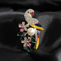 Broche de loro dorado con esmalte colorido, cristales blancos y gran perla - Broche de Loro