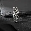 Makroansicht der Musiknote-Mikrofon-Brosche in Antik-Silber mit Schmetterlingsverschluss - Silber