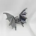 Makro-Detail einer dunkelgrauen Haarklammer in Fledermausform im Gothic-Stil - Schwarze Fledermaus