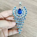 Detaillierte Pfauenbrosche in Silber mit funkelnden blauen Kristallen und blauem Edelstein - Blauer Prachtvoller Pfau Brosche