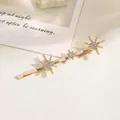 Eleganter goldener Haarclip mit funkelnden Strass-Sternen auf einer schlichten Metallbasis - Gold Drei Sterne