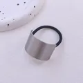 Élastique à cheveux minimaliste avec plaque en métal courbé mat sur un élastique noir - Argent