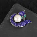 Dettaglio ravvicinato della spilla volpe in argento con strass blu e perla bianca - Blu