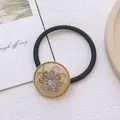 Makroaufnahme des elastischen Haargummis mit einem verzinkten Metallblumen-Anhänger - Gold Silber Hohlblütenblatt-Stil (头绳3)