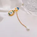 Broche Pipa dorado con hojas verdes, flor blanca y borla de perlas de estilo vintage - Instrumento Pipa