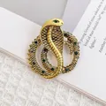 Detailansicht der Vintage Cobra-Brosche in Gold mit grünen Steinen und Schuppentextur - Antikgold Gewickelte Schlange (XZ255)
