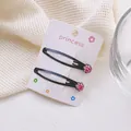 Detalle de pinzas de metal negro con rosas rosas en una tarjeta de exhibición princess - Estilo Rosa 3D Rosa (4 Clips de Presión)