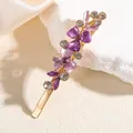 Dettaglio del fermaglio dorato con fiori viola e brillanti strass in cristallo puro - Viola